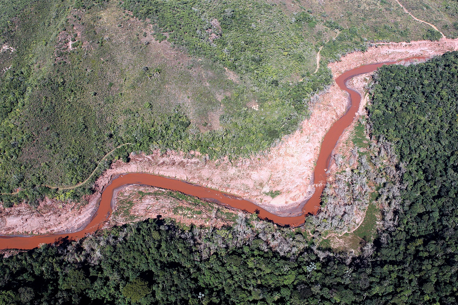 Rio tomado pela lama