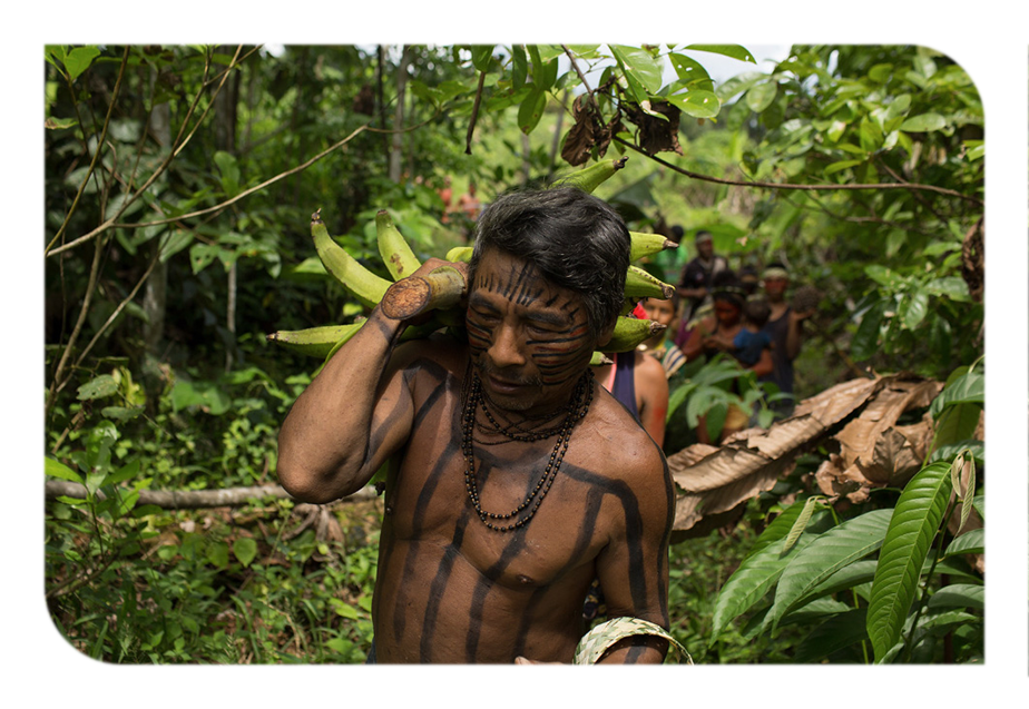 Foto de homem em um terreno arenoso manipulando uma ferramenta para construção do TVAP.