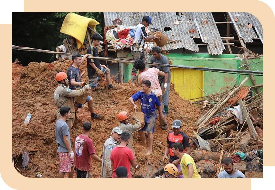 Mulher empurrando uma jangada na beira de um rio. 