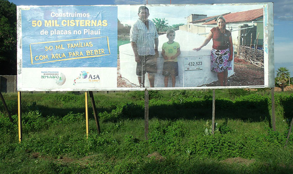 Outdoor com os dizeres: Construimos 50 mil cisternas de placas no Piauí. 50 mil famílias com água para beber.