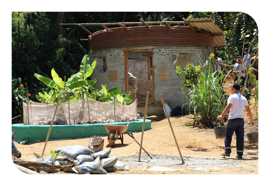 Fotografia com pessoas construindo um tanque de evapotranspiração.