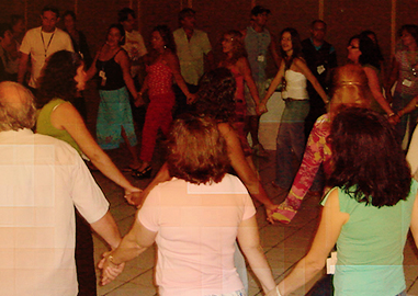 Pessoas de mãos dadas fazendo uma roda